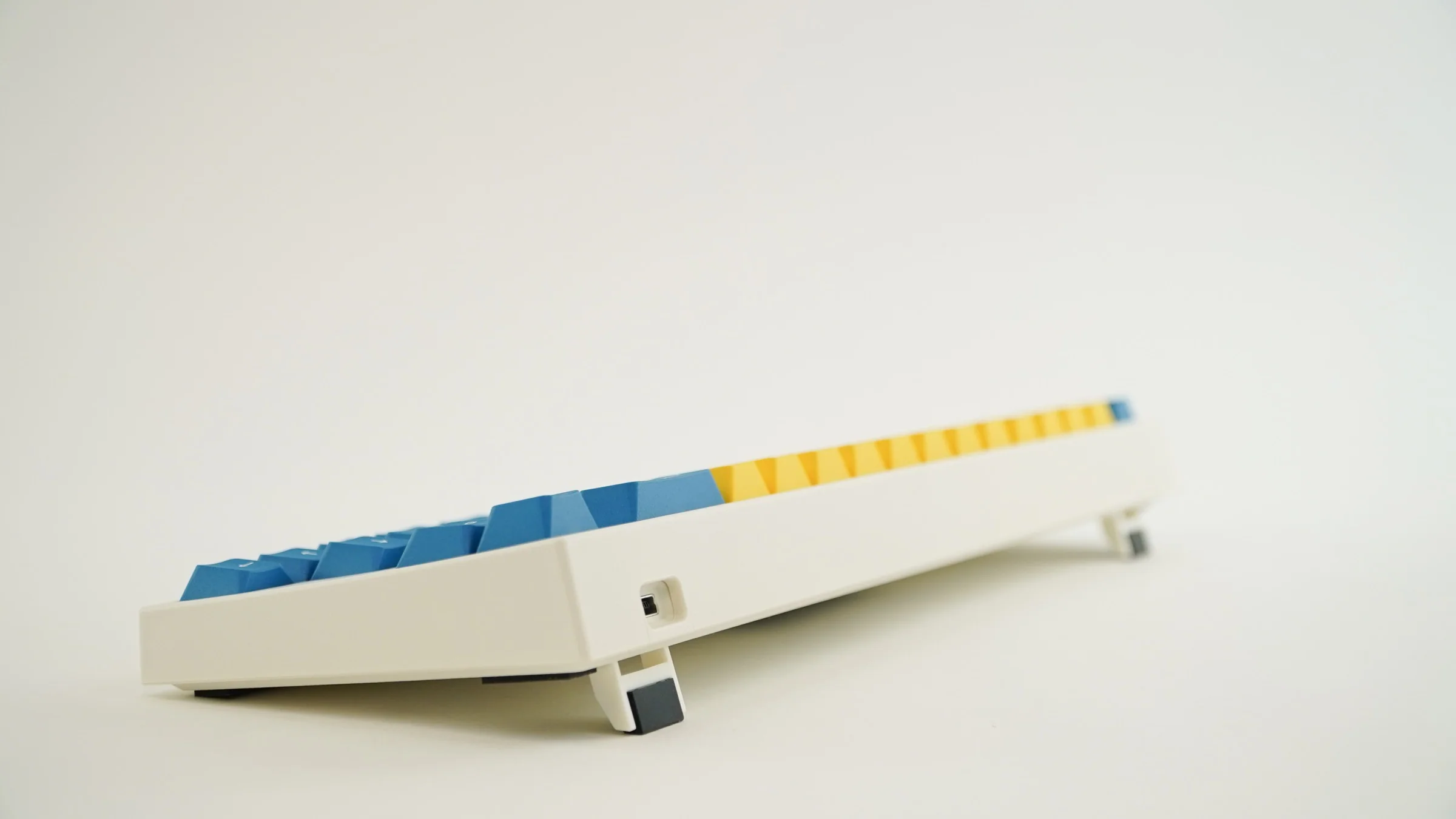 Leopold FC660M Yellow/Blue PD White Case 65% Double Shot PBT Mechanical Keyboard - Image 6