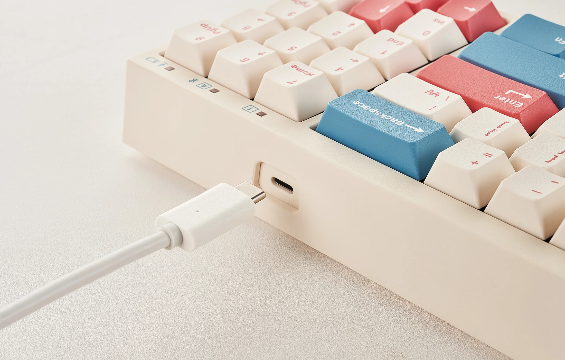 Leopold FC730MBT V2 Coral / Blue Bluetooth Mechanical Keyboard - Image 6