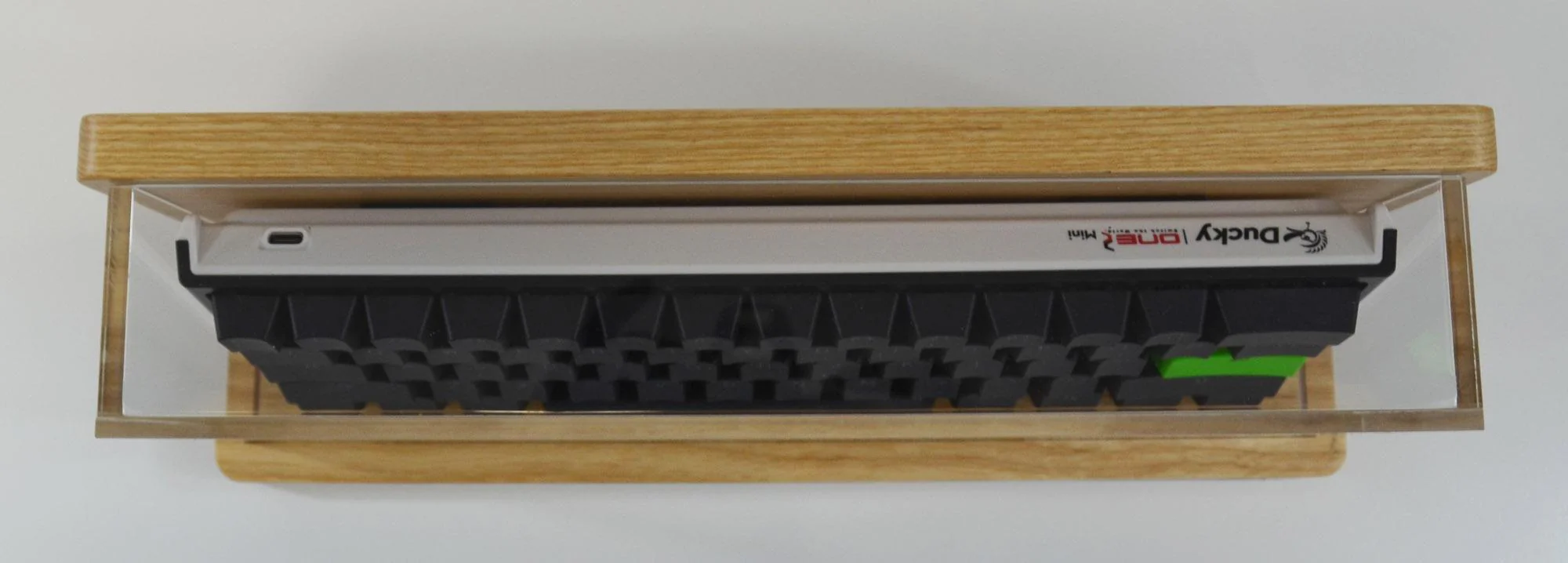 MK Nina 60% Ash Wood Acrylic Keyboard Display - Image 5