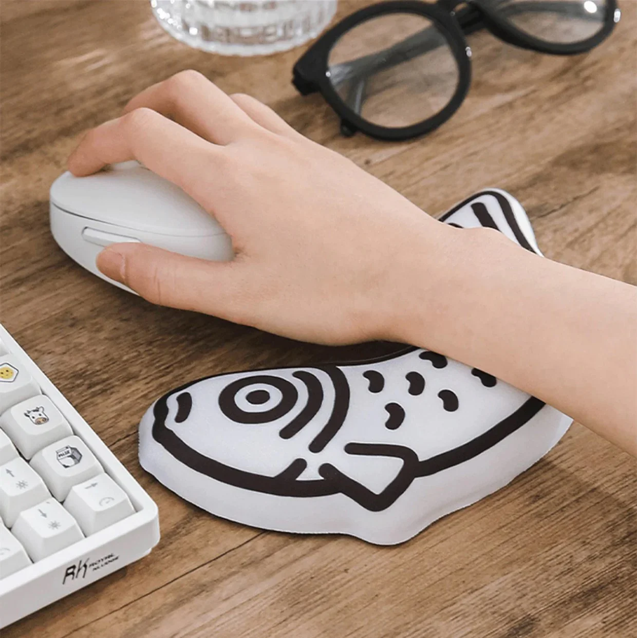 Yunzii Fish Curved Sea Bass Wrist Rest - Image 2